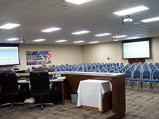  (Зал заседаний Friendswood ISD)